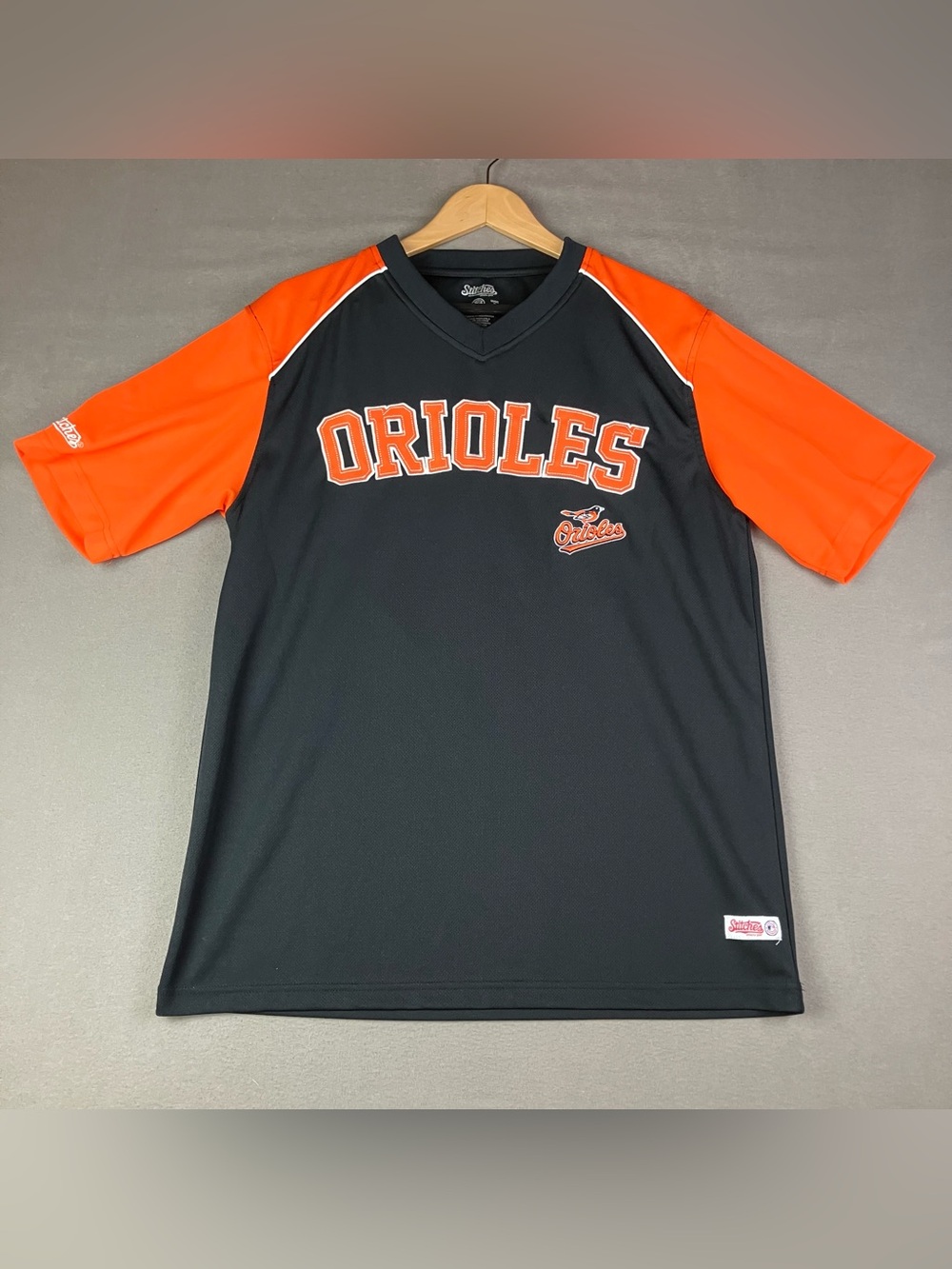 Baltimore Orioles MLB Men’s Size M Jersey Shirt V Neck Black Orange Stitches. In